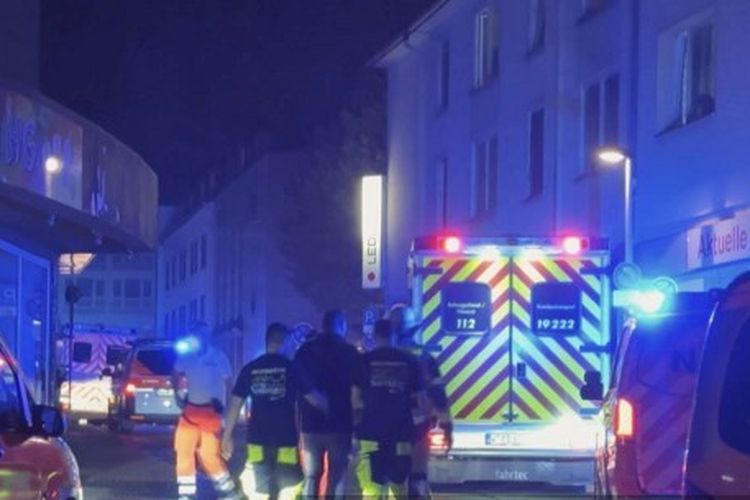 Polisi dan ambulans berada di dekat tempat kejadian di mana beberapa orang tewas dan beberapa lainnya terluka dalam sebuah serangan pada 23 Agustus 2024 di Solingen, Jerman barat, menurut media Jerman, saat kota tersebut merayakan ulang tahun ke-650./ 