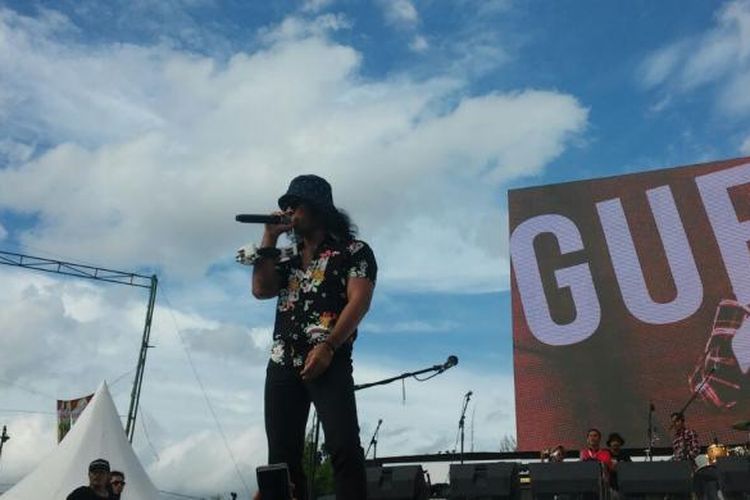 Slank tampil di panggung #KonserGue2 di area Ex Driving Range Senayan, Jakarta Pusat, Sabtu (4/2/2017) sore. 