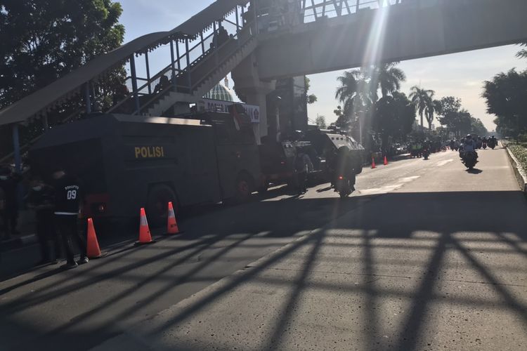 Mobil taktis berupa tiga water cannon dan satu barracuda disiagakan di depan Pengadilan Negeri Jakarta Timur, Cakung, Jakarta Timur pada Jumat (26/3/2021) jelang persidangan yang dihadiri oleh Rizieq Shihab.