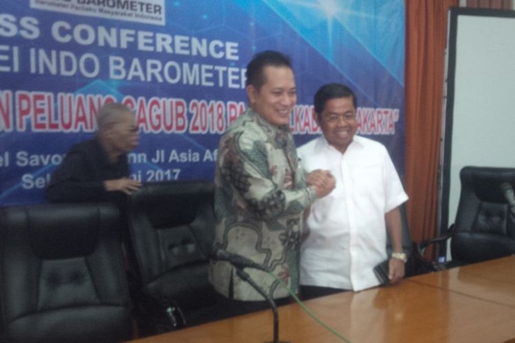 Wakil Ketua Dewan Pengurus Pusat (DPP) Partai Gerindra Ferry Juliantono bersama  Sekretaris Jenderal DPP Partai‎ Golkar Idrus Marham berfoto bersama dengan gaya salam komando, Selasa (6/6/2017).