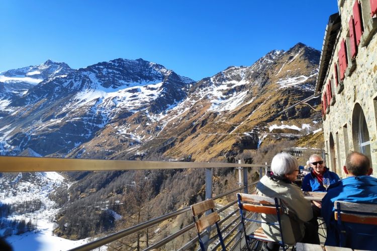 Restoran di Stasiun Alps Grum, Swiss, dengan pemandangan Pegunungan Swiss. 