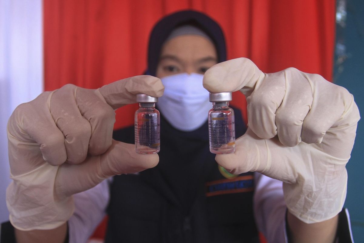 Seorang vasksinator menunjukkan vaksin Covid-19 di Puskesmas Gandus, Kecamatan Gandus, Palembang, Kamis (14/1/2021). Disini Gubernur Sumsel Herman Deru menjadi orang pertama yang disuntik vaksin.