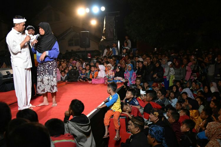 Emak Nani, istri sopir truk asal Kecamatan Katapang, Kabupaten Bandung, sedang mencurahkan isi hatinya kepada Dedi Mulyadi saat acara pentas grup seni di wilayahnya, Jumat (12/1/2018) malam.  