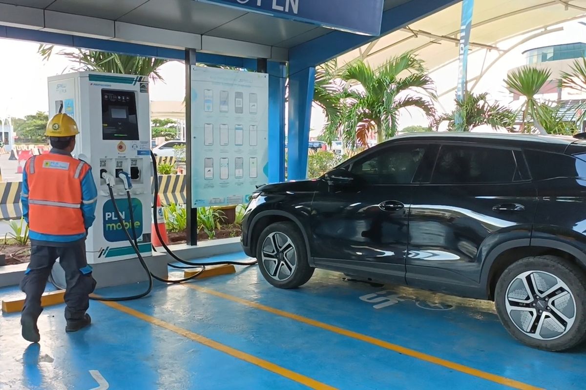 Petugas SPKLU di dermaga 6 Pelabuhan Merak, Banten mengecek proses pengisian daya mobil listrik pemudik yang kehabisan daya dalam perjalanan balik ke Tangerang. Senin (7/4/2025).