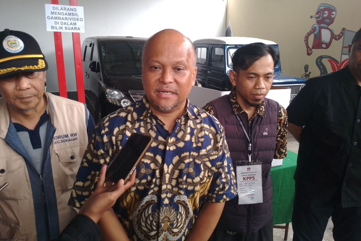 Cawagub Jabar nomor urut 3, Ilham Habibie saat meninjau TPS 09, di Kelurahan Isola, Kecamatan Sukasari, Kota Bandung, Rabu (27/11/2024).