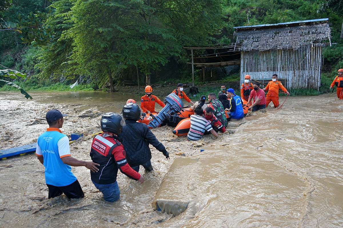 Petugas BPBD, Tagana, TNI dan Polri bersama masyarakat  mengevakuasi korban banjir dengan menggunakan perahu karet di Desa Alale, Kabupaten Bone Bolango, Gorontalo, Kamis (11/6/2020). Petugas gabungan terus berusaha mengevakuasi warga yang masih terjebak dalam rumah mereka.