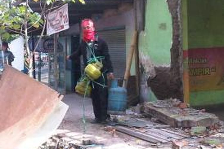 Made Cening, salah satu pelanggan warung makan Lestari yang terletak di Jalan Sriwijaya, Kota Mataram, mengancam akan meledakkan diri dengan tabung gas di depan puluhan aparat yang tengah menjaga proses penggusuran.