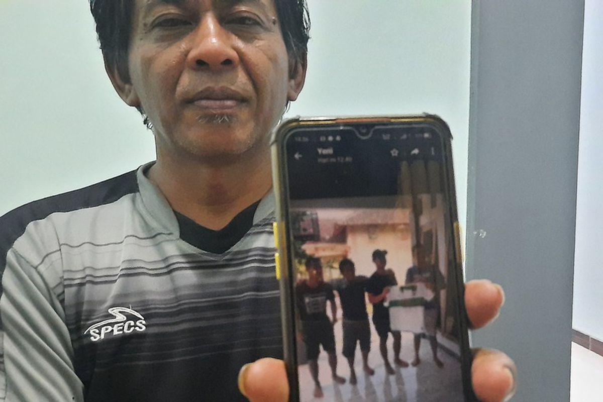 Pelatih sepakbola masa kecil Pratama Arhan, Lulus Widodo menunjukkan momen keakrabannya bersama anak didiknya, Minggu (6/3/2022)