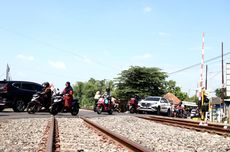 Carry Mogok Tertabrak Kereta, Apa Benar Mesin Kerap Mati di Atas Rel?