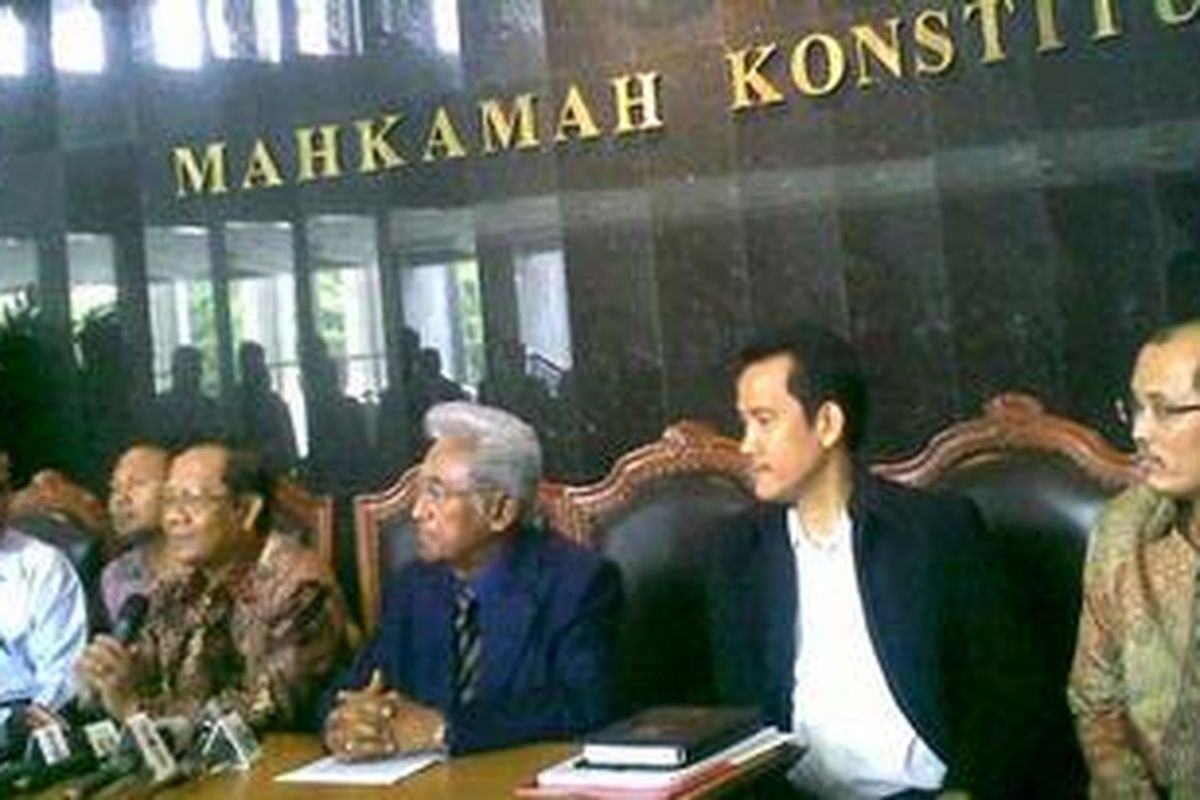 Ketua Mahkamah Konstitusi (MK) Mahfud MD (tengah) dan Sekjend MK Janedjri M. Gaffar (paling kanan) menggelar konferensi pers bersama tim investigasi internal yang terdiri dari Sadli Isra, Bambang Widjojanto, Adnan Buyung Nasution dan Refly Harun tentang hasil temuan tim terkait dugaan suap dan pemerasan oleh hakim MK di Gedung MK, Kamis (9/12/2010).