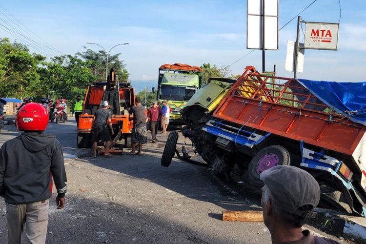 Anggota Satlantas Polres Salatiga dan relawan mengevakuasi kendaraan yang terlibat laka di JLS