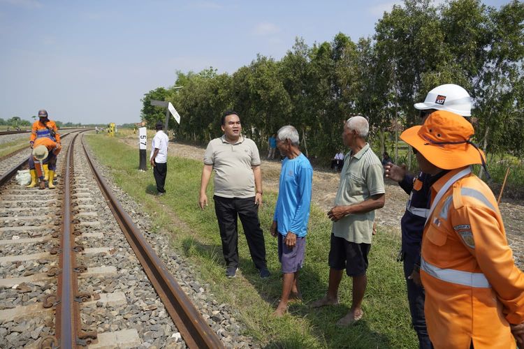 Arief Rohman bersama Mbah Sarmo, Mbah Jamin, dan petugas kereta api, berada di lokasi rel yang sempat putus pada jalur hulu Km 57+1, petak jalan antara Stasiun Doplang dan Stasiun Randublatung, Kabupaten Blora, pada Rabu (9/10/2024). (Dok Arief Rohman)