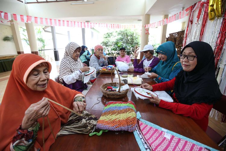 Endang  (kiri), lansia yang memanfaatkan fasilitas perawatan harian di Sasana Tresna Werdha RIA Pembangunan, Cibubur, Jakarta Timur, Kamis (22/8/2019). Ia bersama lansia lainnya belajar menjahit.
