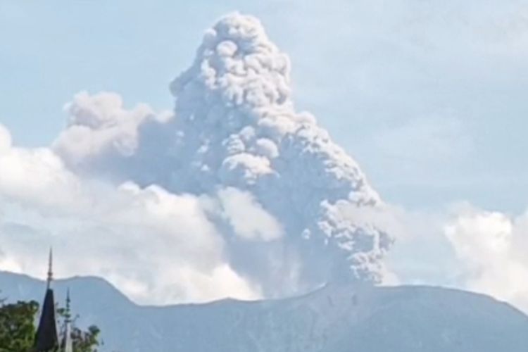 Gunung Marapi Erupsi, Kolom Abu Capai 1,6 Km, Warga Diminta Waspada