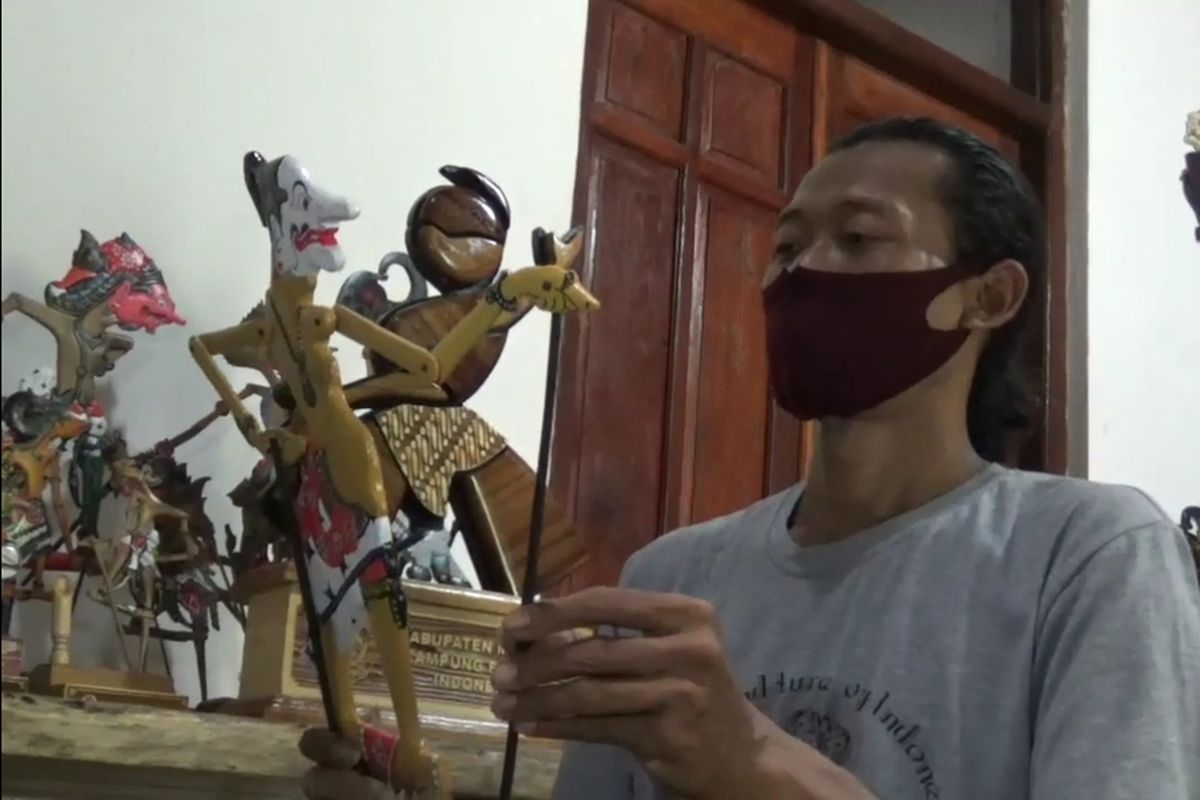 Joko Suwiono and a set of wood wayang