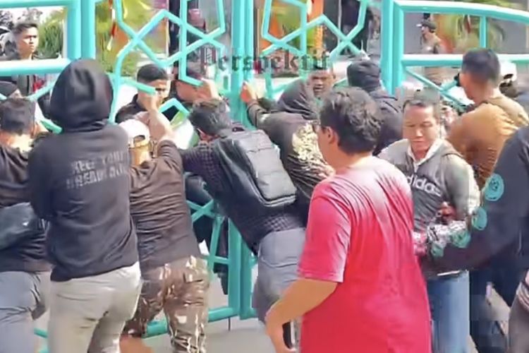 Duduk Perkara UIN Jakarta Vs Yayasan: Diduduki Massa Tengah Malam, Siswa Jadi Korban
