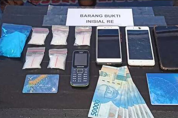 RE, kuris paket sabu 800 gram dari Jambi ke Bengkulu ditangkap BNNP Bengkulu. Penangkapan RE mengungkap bandar narkoba yang ternyata ada di dalam penjara.