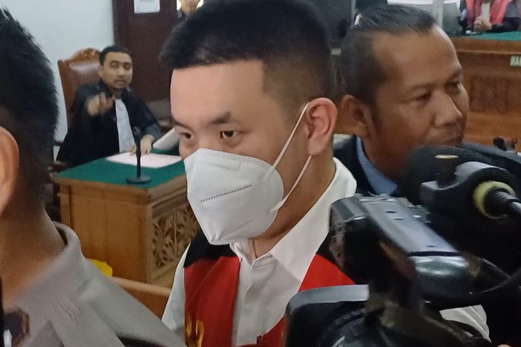 Terdakwa kasus penipuan terhadap artis Jessica Iskandar, Christopher Stefanus Budianto usai sidang putusan di Pengadilan Negeri Jakarta Selatan yang ditunda, Rabu (17/4/2024).