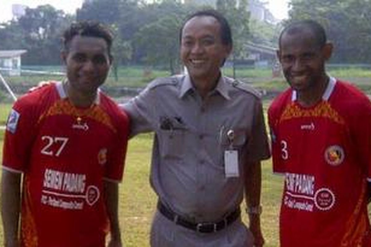Dua pemain timnas Indonesia yang memperkuat Semen Padang, Titus Bonai (kiri), dan Elie Aiboy (kanan).