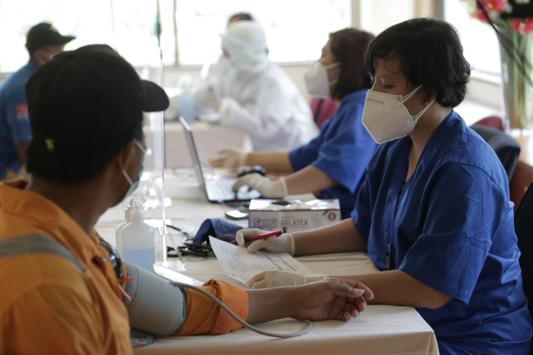 Pelaksanaan Vaksinasi Gotong Royong di Kilang Tangguh LNG berjalan dengan lancar dan kondusif. Sebelum menerima vaksin, seluruh peserta diperiksa suhu tubuh dan tekanan darah.  
