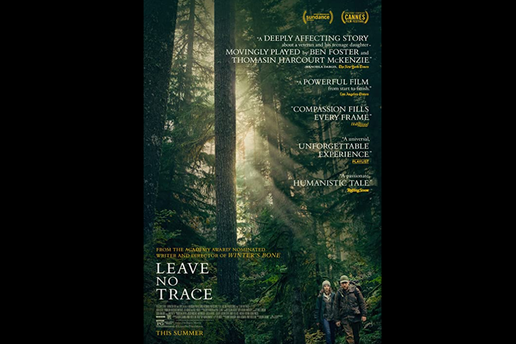Ben Foster dan Thomasin McKenzie dalam film drama Leave No Trace (2018).