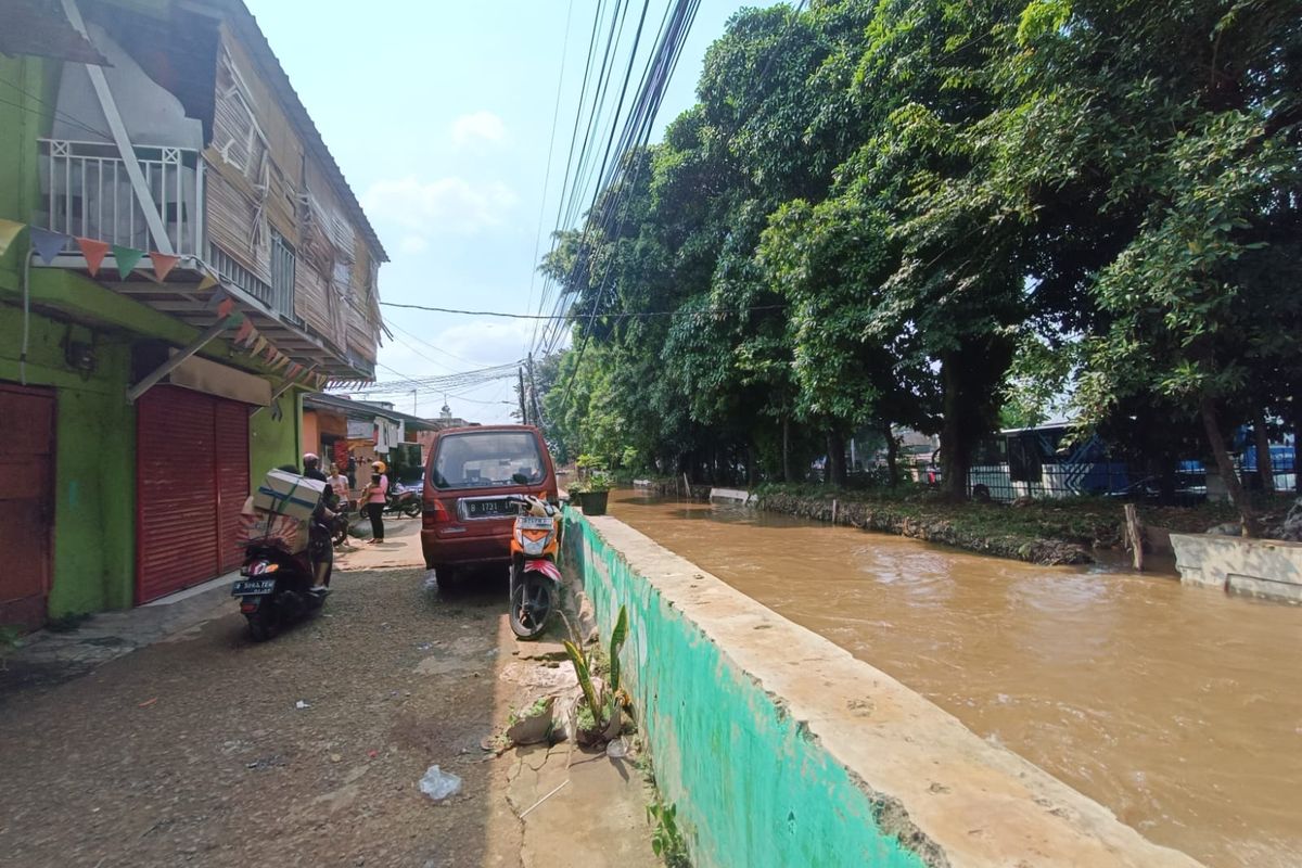 Turap di Kali Baru, Jalan Raya Bogor, Jakarta Timur, Selasa (20/6/2023).