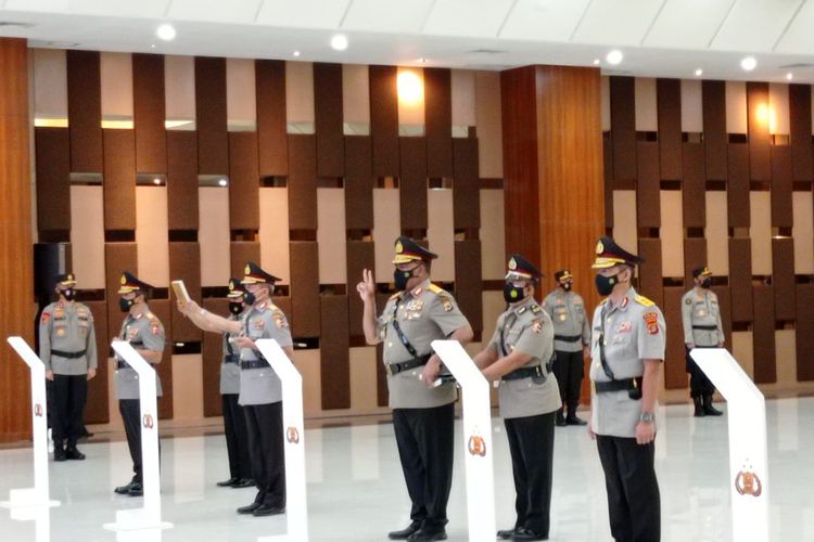 Pelantikan delapan perwira tinggi Polri dalam jabatan baru, di Jakarta, Rabu (24/2/2021).