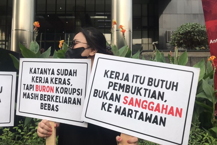 Indonesia Corruption Watch (ICW) menggelar aksi teatrikal memperingati 900 hari hilangnya Harun Masiku di depan Gedung Komisi Pemberantasan Korupsi (KPK), Jakarta, Selasa (28/6/2022).