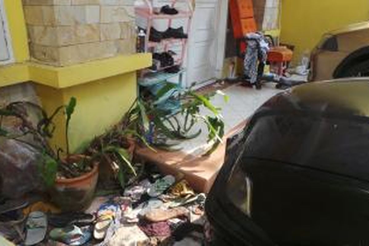 Halaman depan rumah bocah AD yang ditelantarkan oleh orangtuanya di Citra Grand Cibubur, Bekasi. Saat ini kedua orangtua AD sudah diamankan oleh polisi.