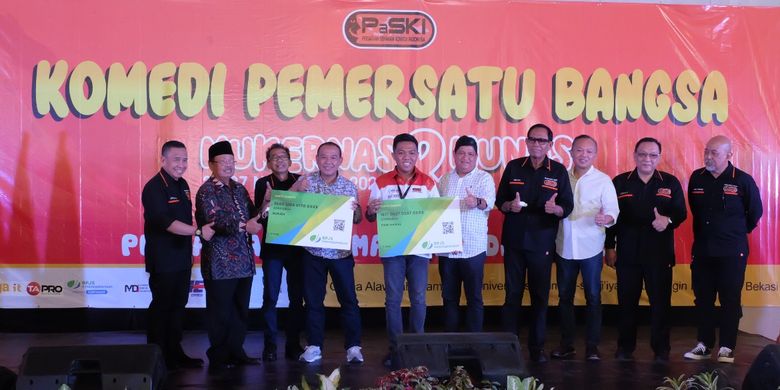 Pengurus BPJAMSOSTEK berfoto bersama pengurus Persatuan Seniman Komedi Indonesia (PaSKI) usai penandatanganan perjanjian kerja sama antara BPJAMSOSTEK dengan PaSKI di sela-sela musyawarah nasional ke-5 PaSKI, Sabtu (26/11/2022)
