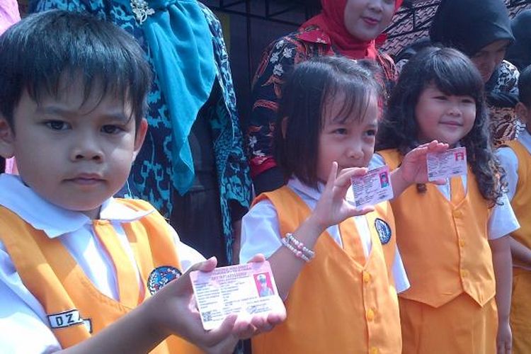 Sejumlah siswa TK Bhayangkari Polres Cimahi saat memperlihatkan KTP anak di Mapolres Cimahi, Jalan Amir Mahmud, Selasa (6/9/2016). KOMPAS.com/DENDI RAMDHANI 