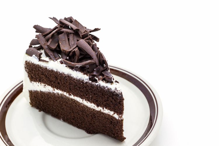 Ilustrasi kue lapis cokelat terigu dengan parutan cokelat batang yang manis. 