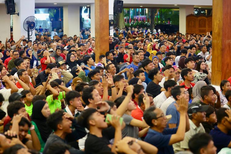 Timnas Indonesia Juara, Ribuan Warga Banyuwangi Tumpah Ruah di Pendopo Sabha Swagata