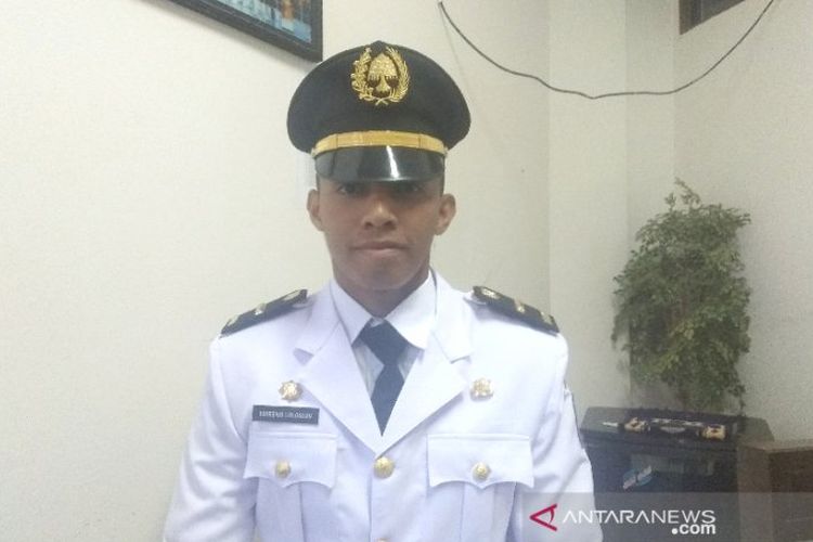 Seorang Praja Muda Institut Pemerintahan Dalam Negeri (IPDN) Eusebius Lolonlun putra daerah asal Provinsi Maluku usai pelantikan di Kampus IPDN Jatinangor, Kabupaten Sumedang, Jawa Barat, Selasa (6/08/2019). Eusebius salah satu praja yang berhasil masuk IPDN hingga akhirnya lulus hanya dengan berbekal uang sebesar Rp3 juta pada tahun seleksi IPDN 2015.