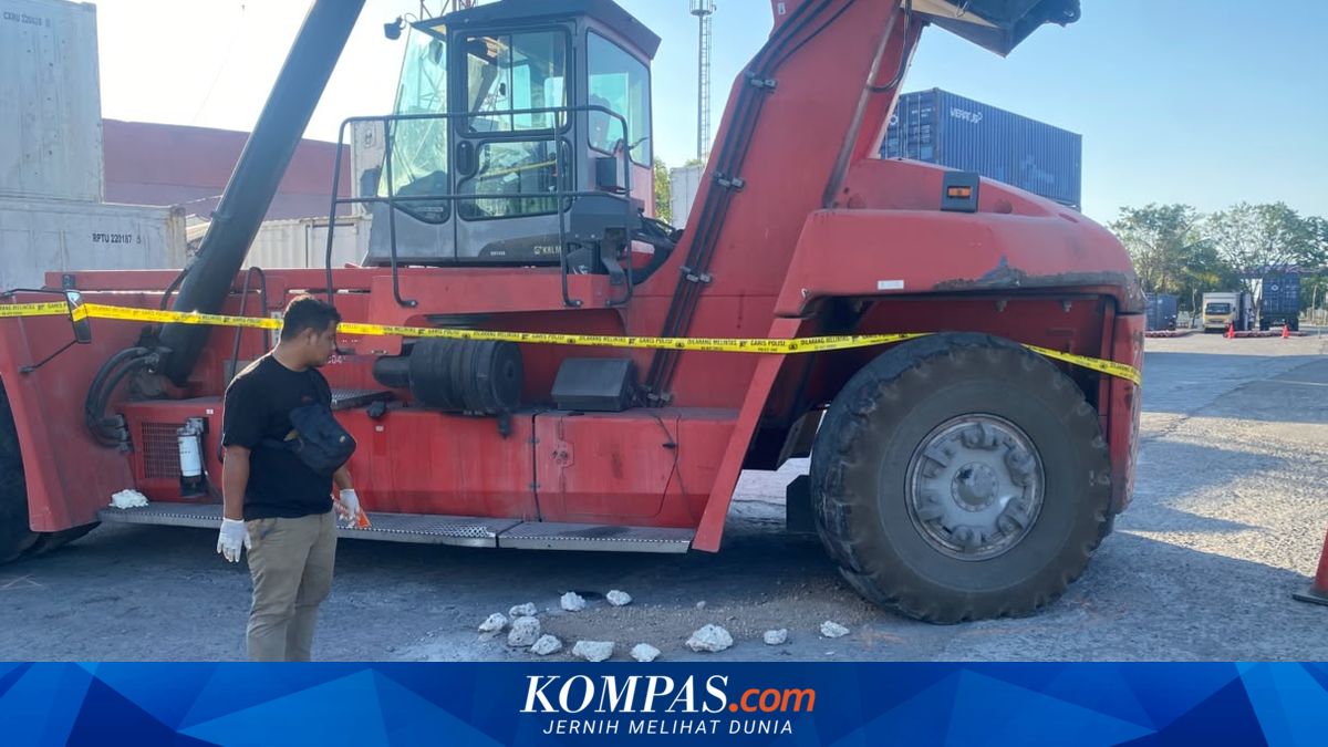KARWAN BUMN MAUT TERLINDAS REACH STACKER DI PELABUHAN MAUMERE