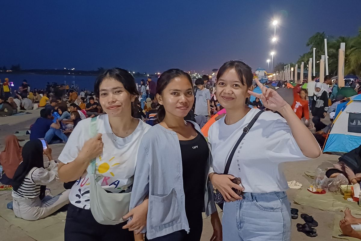 Fitri dan tiga temannya saat menghabiskan waktu di Pantai Lagoon, Taman Impian Jaya Ancol, untuk menunggu pesta kembang api, Minggu (31/12/2023).