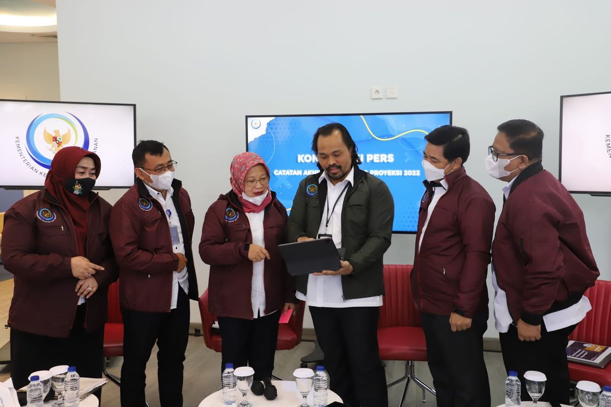 Direktur Jenderal Penguatan Daya Saing Produk Kelautan dan Perikanan (PDSPKP) Artati Widiarti menyampaikan realisasi ekspor produk perikanan tahun 2021 di Jakarta, Rabu (8/12/2021).