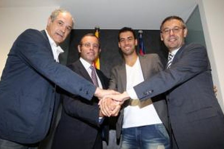 Gelandang Barcelona, Sergio Busquets (ketiga dari kiri), bersama para manajemen klub, Andoni Zubizarreta (kiri), Sandro Rosell (kedua dari kiri), dan Jose Maria Bartomeu (kanan).