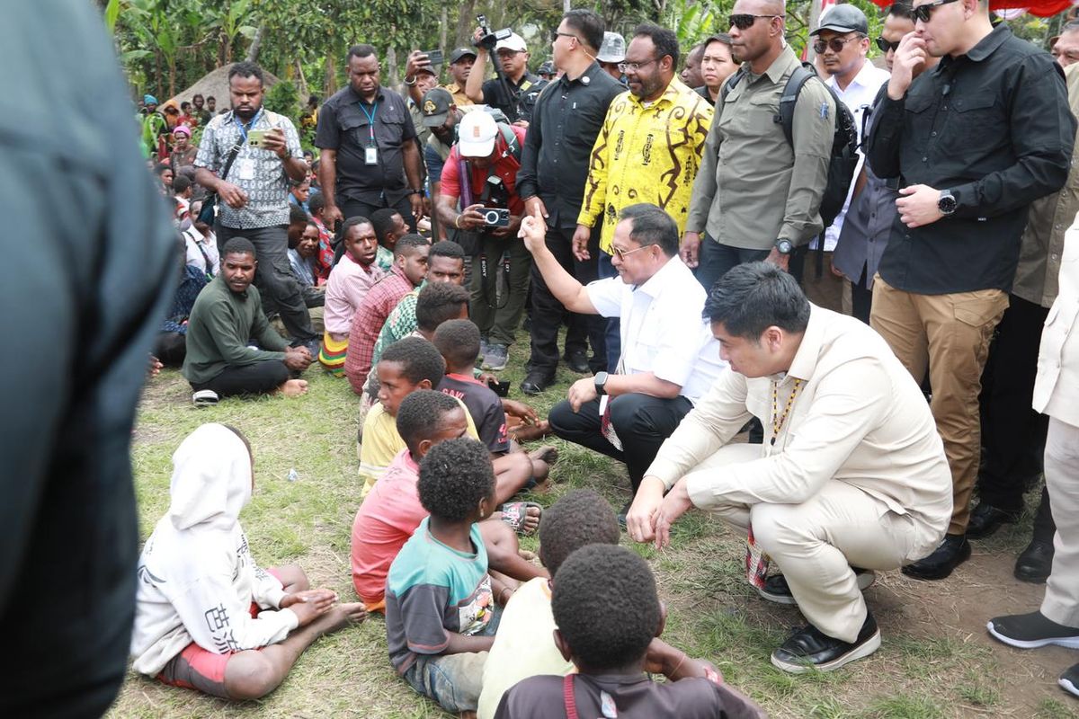Menteri Dalam Negeri (Mendagri) Muhammad Tito Karnavian bersama Menteri Perumahan dan Kawasan Permukiman (PKP) Maruarar Sirait berdialog dengan anak-anak saat berkunjung di Wamena, Kabupaten Jayawijaya, Papua Pegunungan, Selasa (12/8/2025).