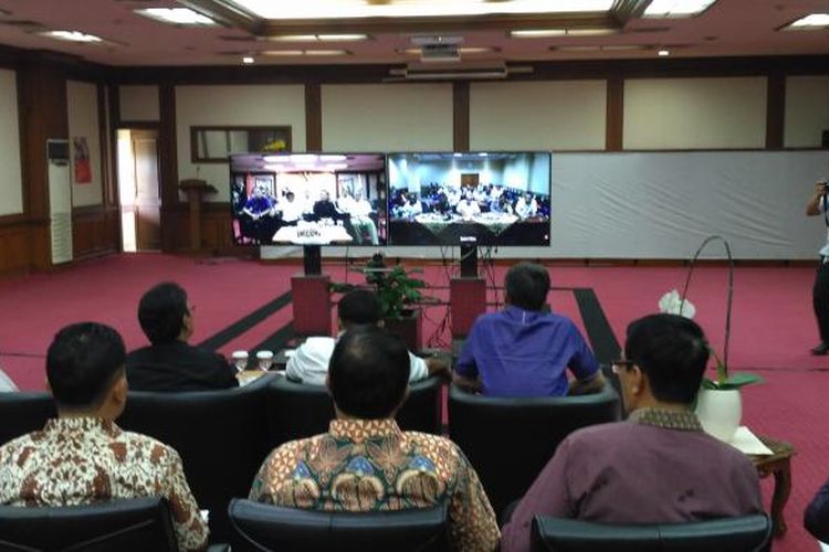 Tim Monitoring Pilkada Kementerian Dalam Negeri melakukan pemantauan Pilkada dengan berbagai daerah melalui video conference, Jakarta, Rabu (15/2/2017)