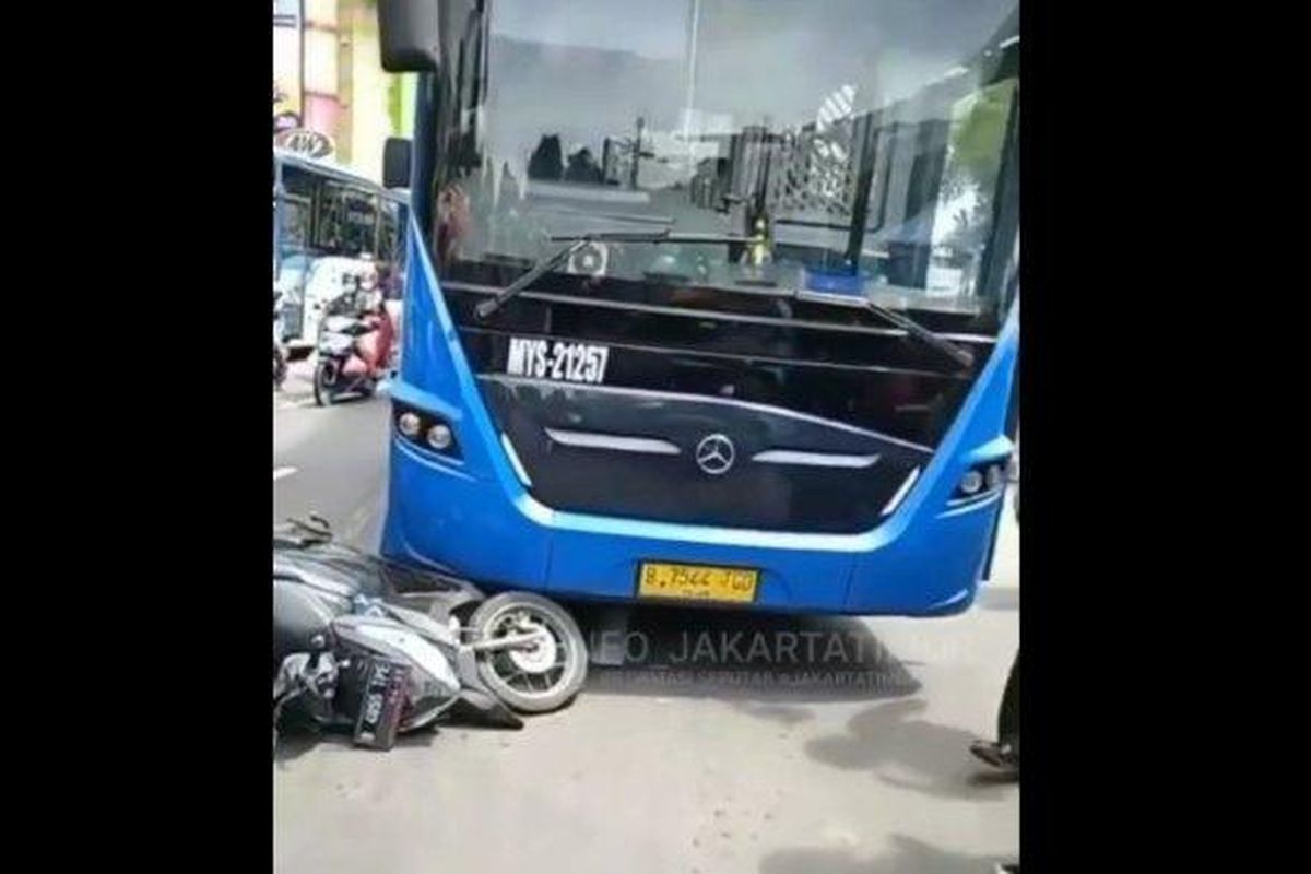 Kecelakaan melibatkan bus transjakarta dan pemotor di simpang Pusat Grosir Cililitan (PGC), Kramatjati, Jakarta Timur, Sabtu (5/3/2022).