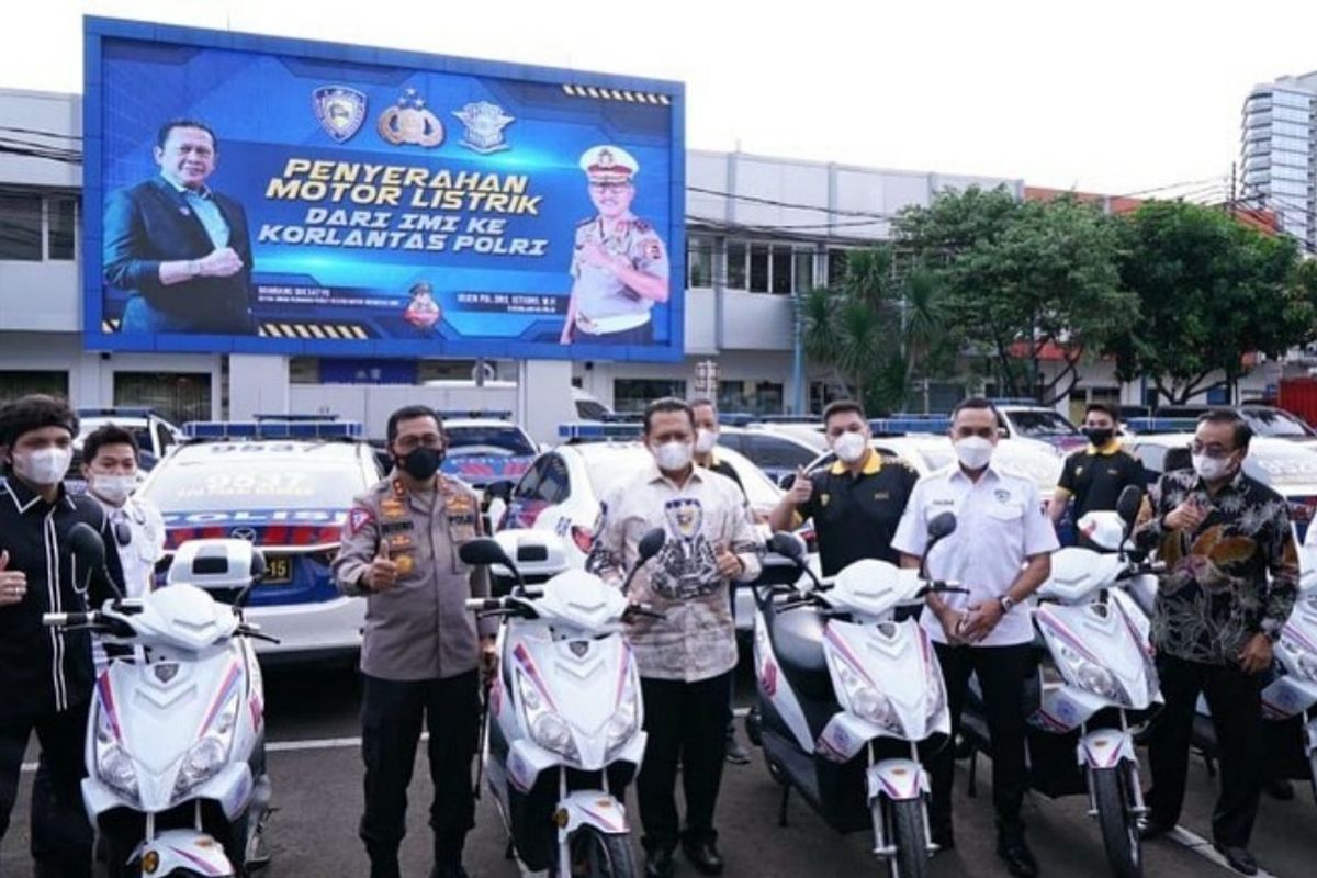 Korlantas Polri menerima hibah 10 unit motor listrik Bike Smart Electric dari IMI.