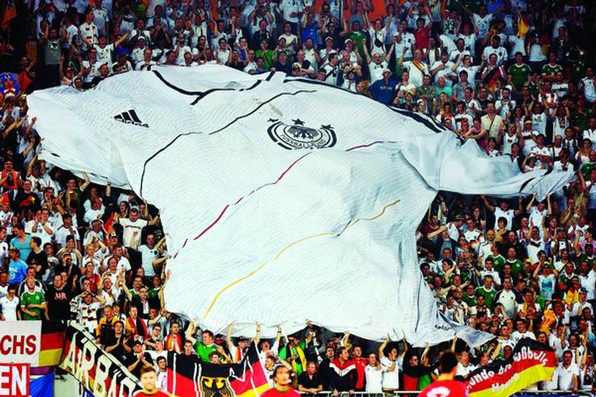 Setelah Inggris versus Perancis, lantas Rusia melawan Polandia, selanjutnya Belanda versus Jerman. Wujud rivalitas abadi dekade demi dekade di antara negara-negara ini kembali tersaji di lapangan rumput Piala Eropa 2012.