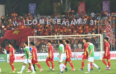 Sejumlah suporter Vietnam membawa tulisan 'Selamat Datang SEA Games XXXI' saat pesepak bola Timnas Indonesia dan pesepak bola Timnas Vietnam memasuki lapangan dalam laga perdana Grup A Sepak Bola SEA Games 2021 di Stadion Viet Tri, Phu Tho, Vietnam, Jumat (6/5/2022). ANTARA FOTO/Aditya Pradana Putra/nym.