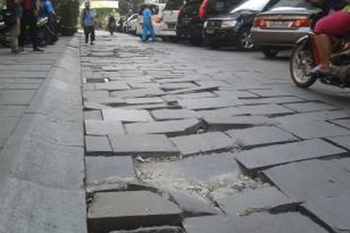 Batu Andesit yang melapisi kawasan Kota Tua, Jakarta Barat, rusak karena sering dilalui kendaraan, Sabtu (16/8/2014).