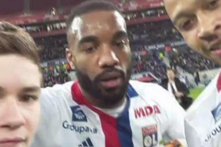 Seorang fan berswafoto dengan dua pemain Olympique Lyonnais, Memphis Depay dan Alexandre Lacazette.