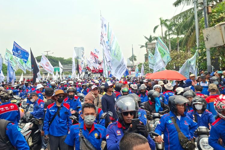 Depan Gedung DPR Dipadati Massa Buruh, Jalan Gatot Subroto Ditutup