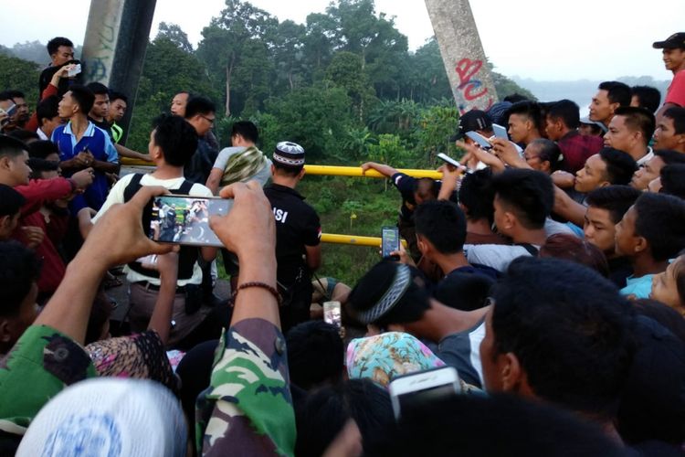 Jenazah M Aji Saputra yang ditemukan tewas dibawah jembatan Bruge, kabupaten Musi Banyuasin, Sumsel