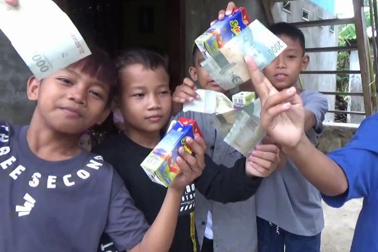 Anak-anak di Polewali Mandar, menunjukkan uang yang mereka dapatkan dari tradisi salam matto di Hari Raya Idul Fitri, Rabu (10/4/2024).  