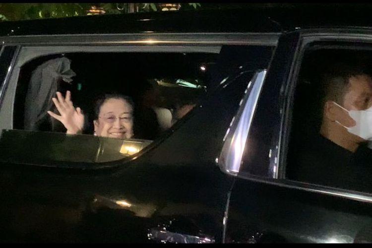Ketua Umum PDI-P Megawati Soekarnoputri tidak melambaikan tangan setelah bertemu Presiden Joko Widodo dan lima ketua umum partai politik di Istana Merdeka, Jakarta, Selasa (2/5/2023) malam.
